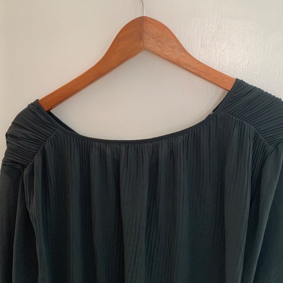 ONLY WORN ONCE! Beautiful pleated flowy blouse - Picture 8 of 13